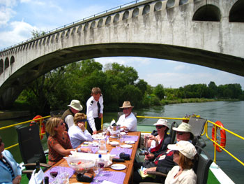 CRUCEROS FLUVIALES CANALES DE FRANCIA CANAL BORGOÑA SAVOIR FAIRE EUROPEAN WATERWAYS GO BARGING HOTEL BARGE ALQUILER BARCOS FRANCIA CRUCEROS FLUVIALES LUJO PRIVADO BORGOÑA BURGUNDY BARGE CRUISES